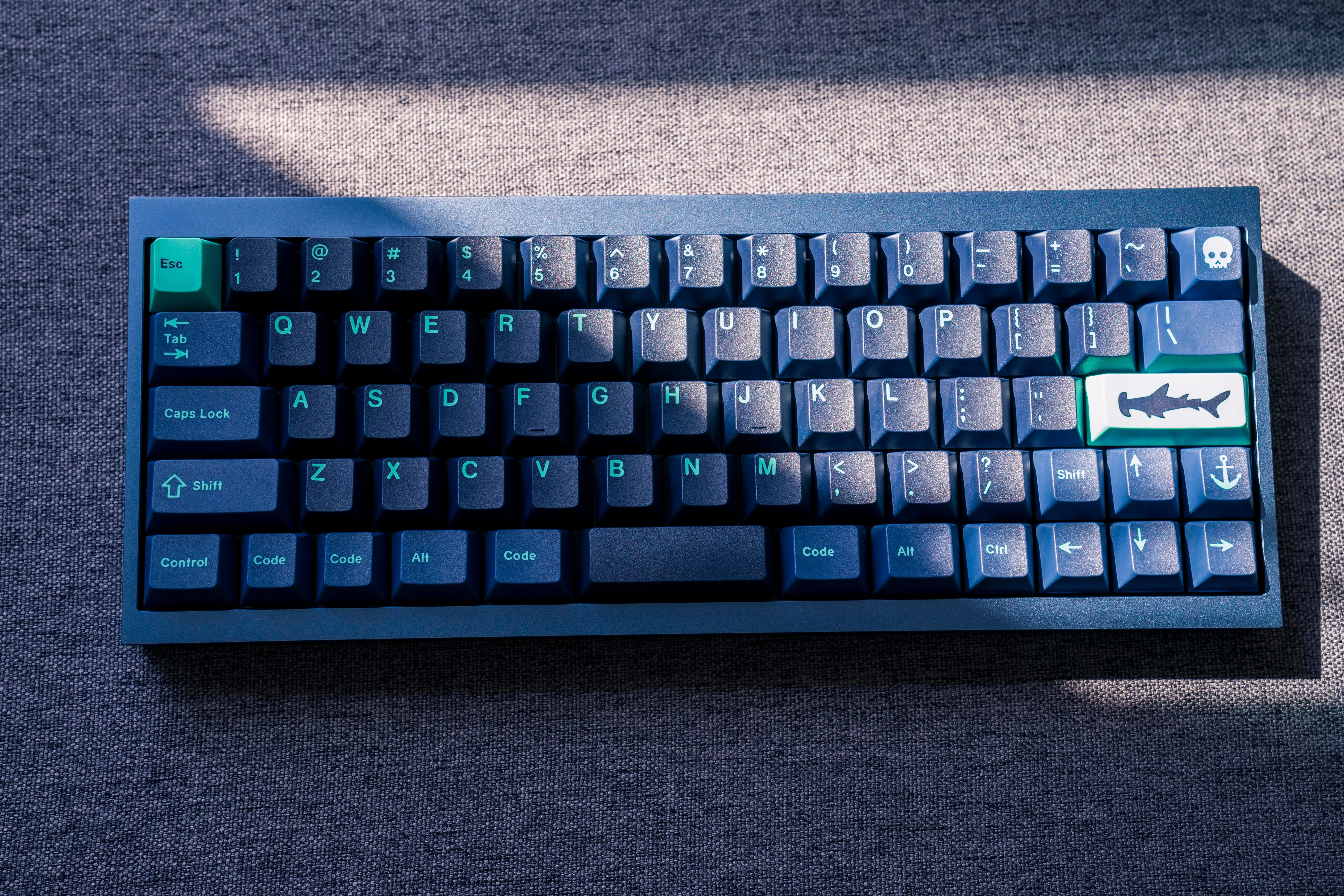 洗練されたブルーの配色が際立つキーボード