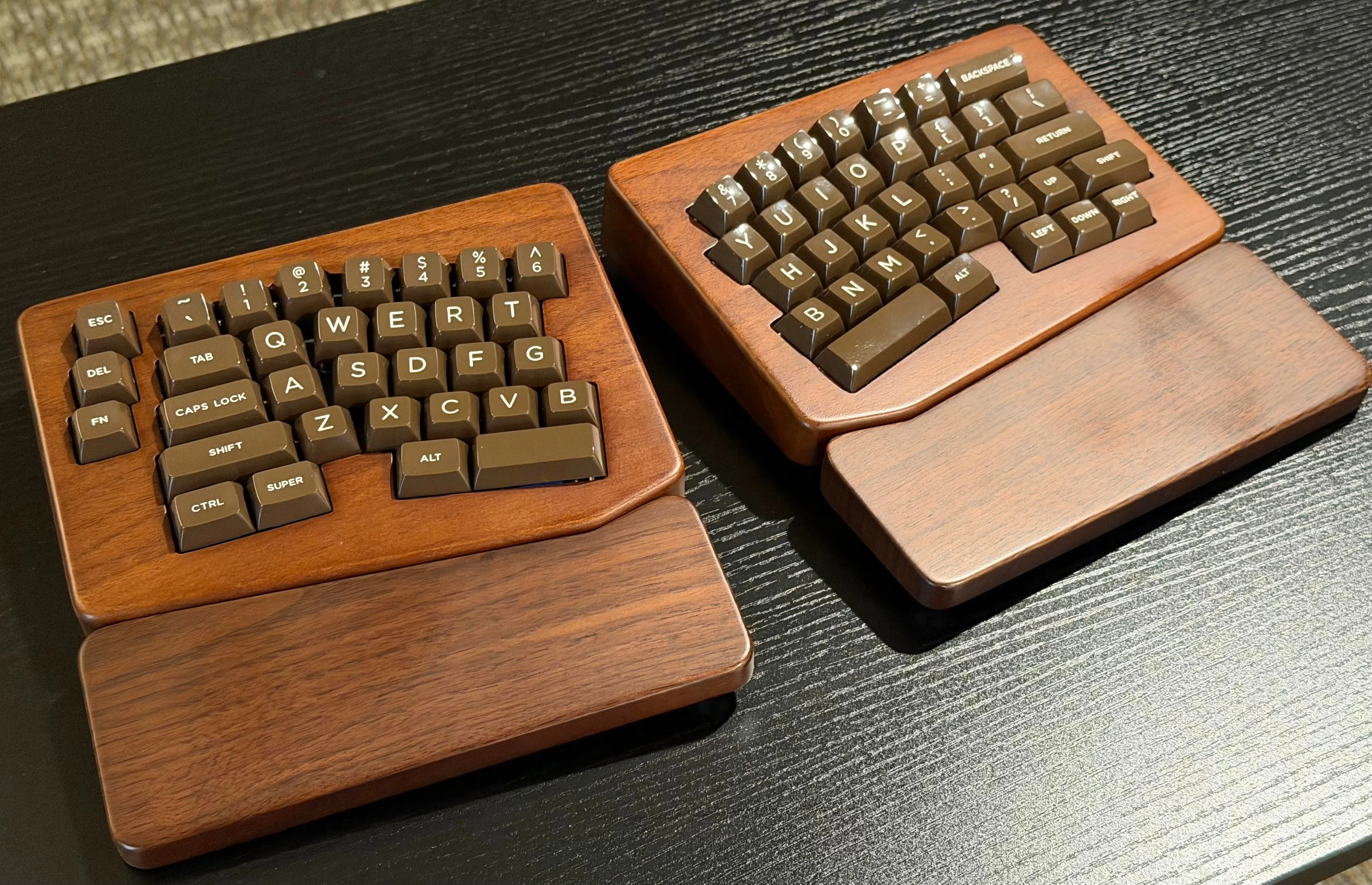 ウォルナットケースのKeyclicks Split 65
