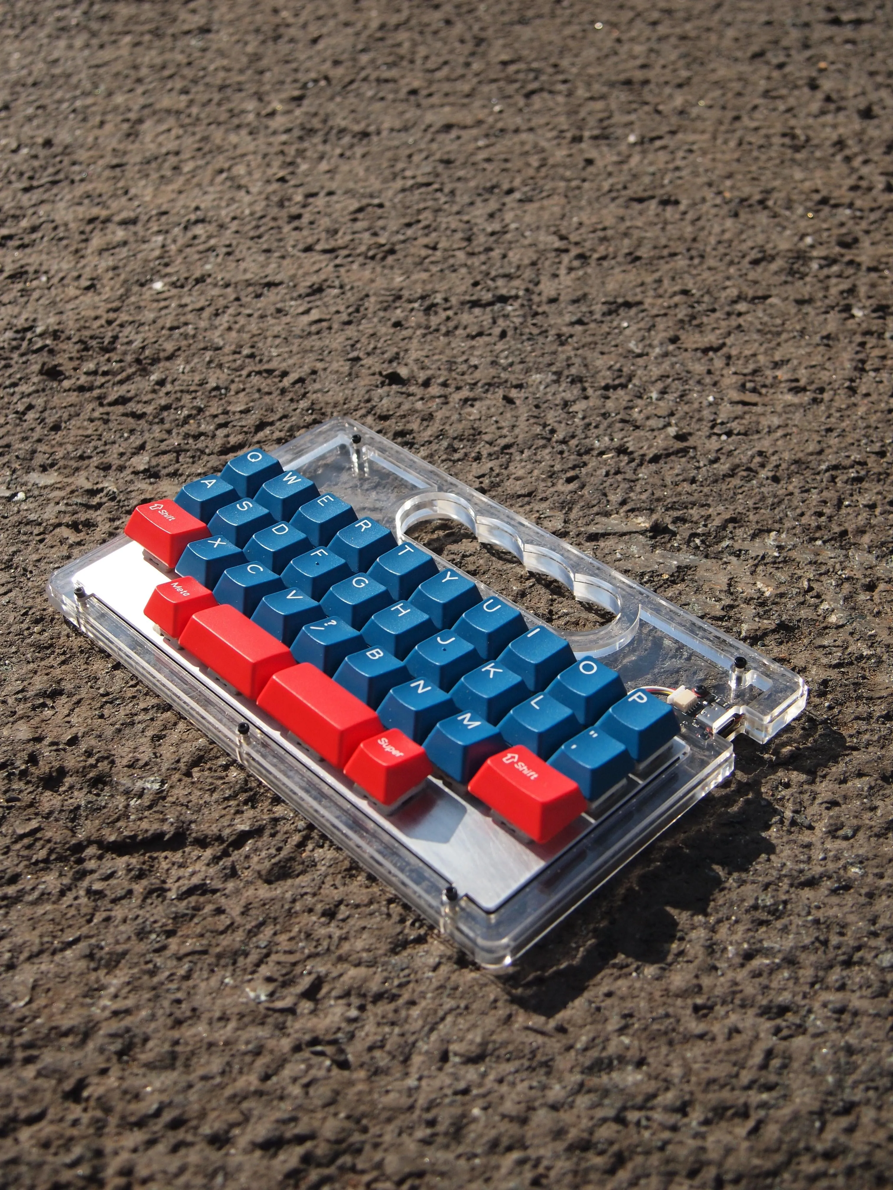 ビルドの背面とアクリルレイヤーの様子