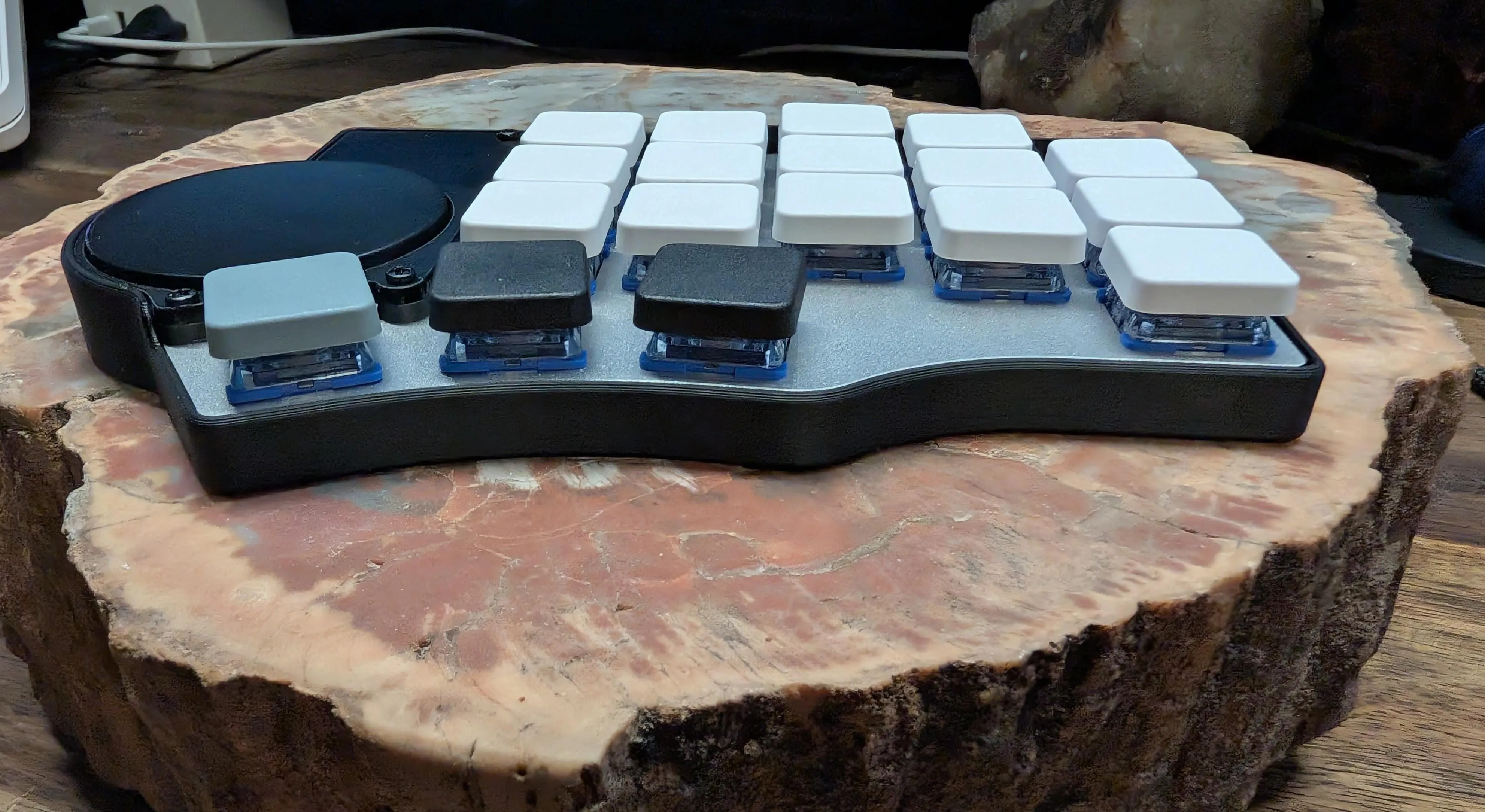 キーボードの側面とスイッチの様子