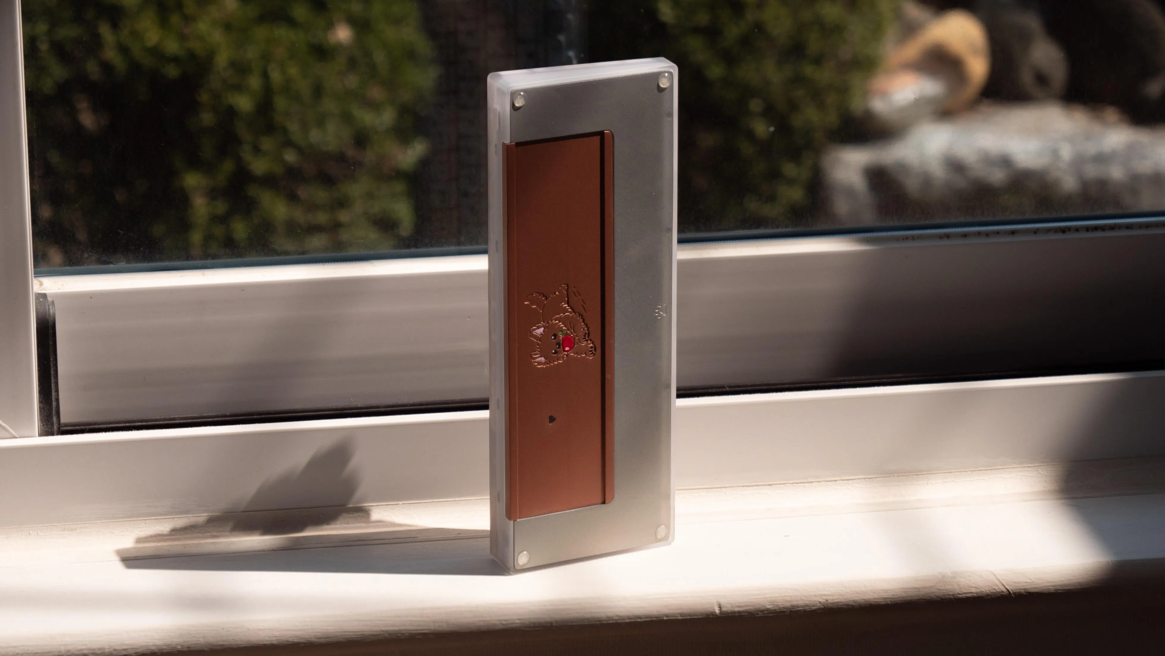 精密な仕上がりのケース背面とイラスト