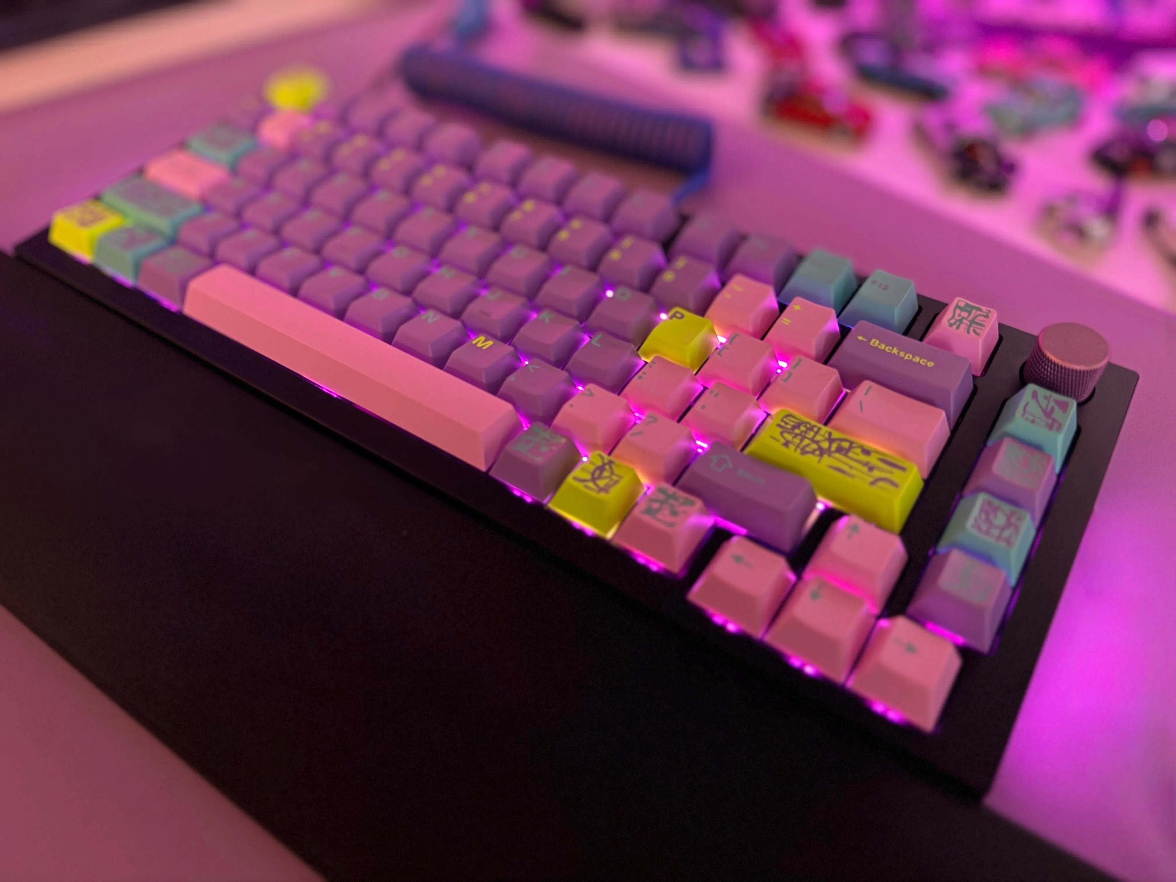 デスクに映えるサイケデリックな配色