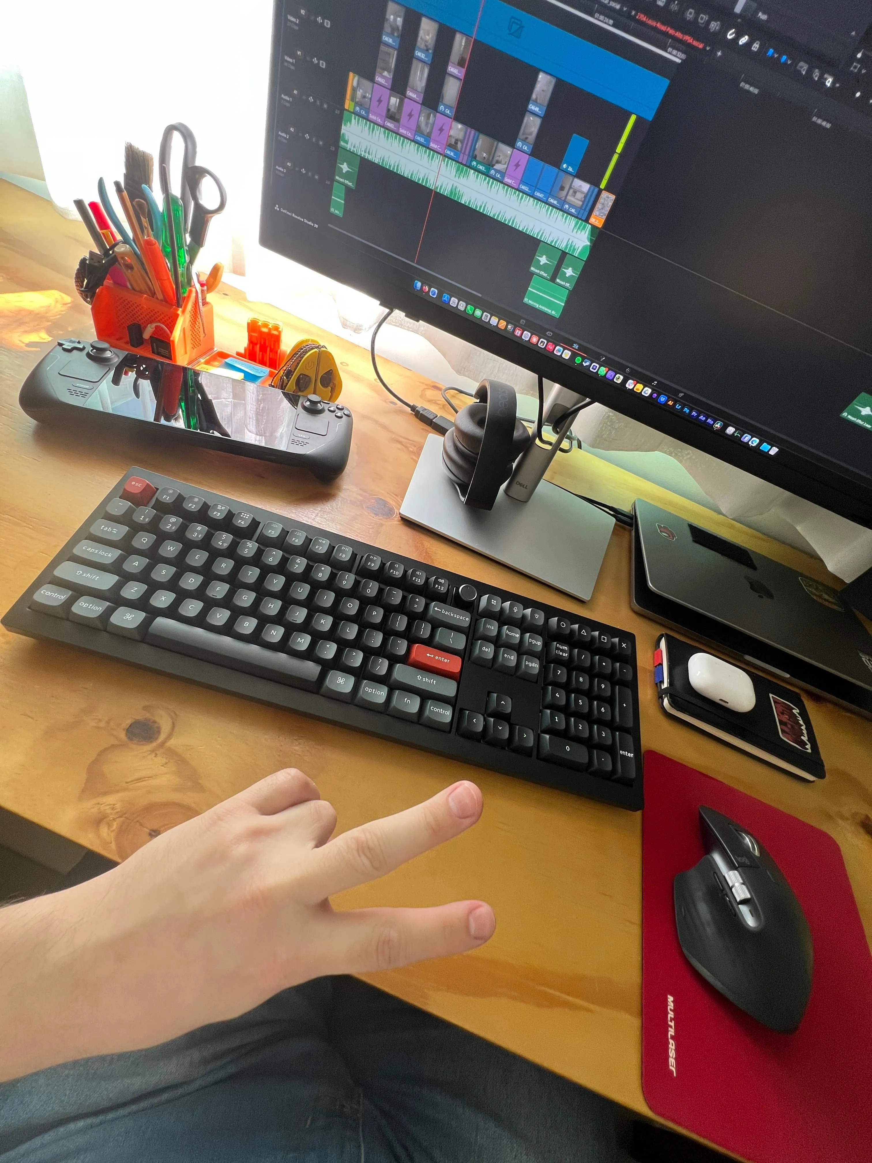 デスクに設置された様子