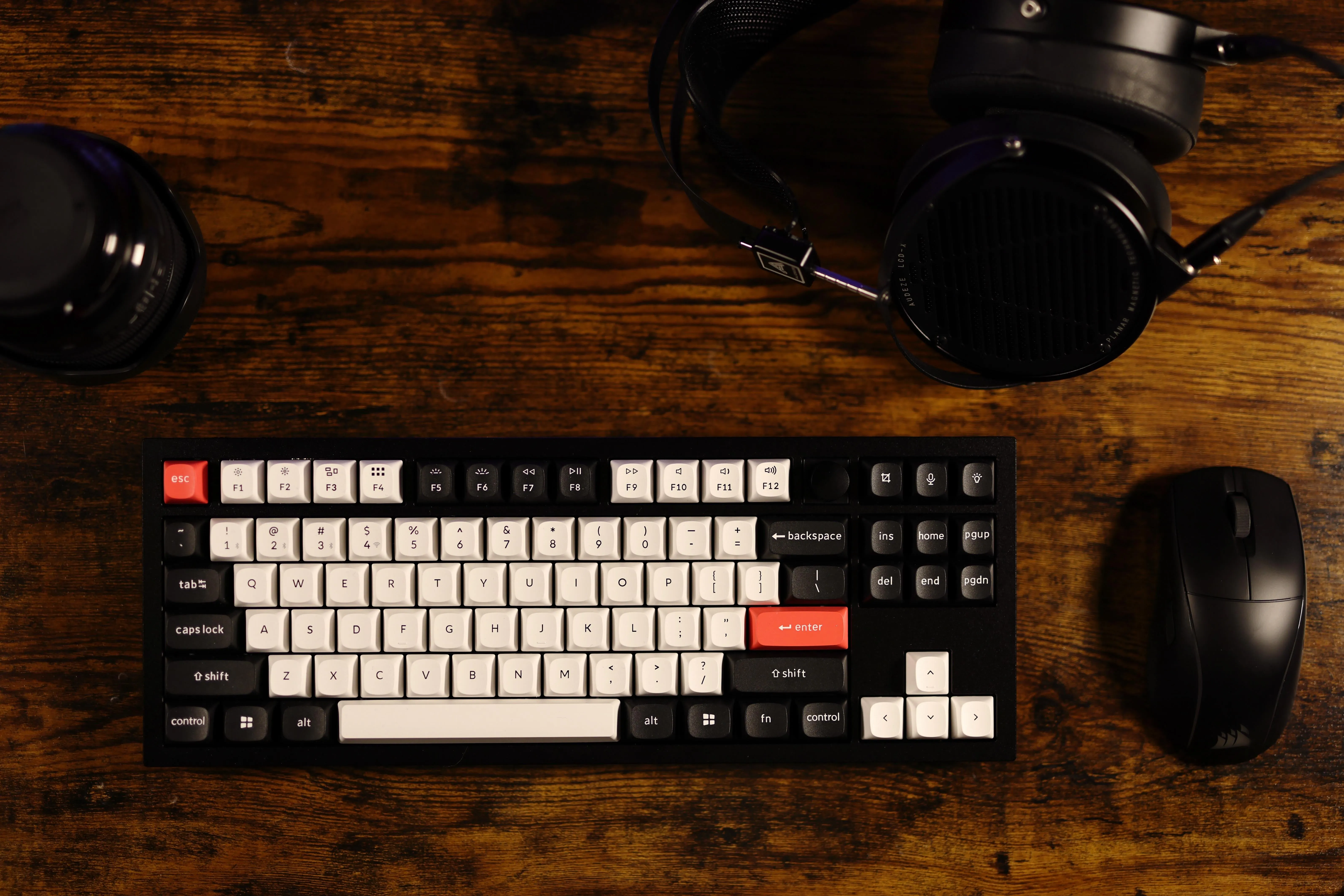 デスクに馴染むデザイン