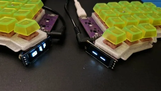 Corne 4.1に表示されたRoboEyesの試作画面