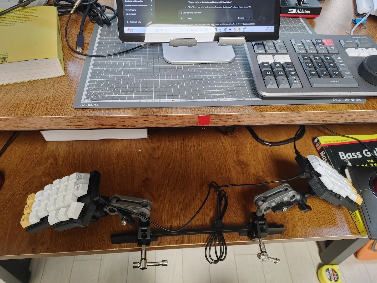 トラックボールの配置に悩むセットアップの様子