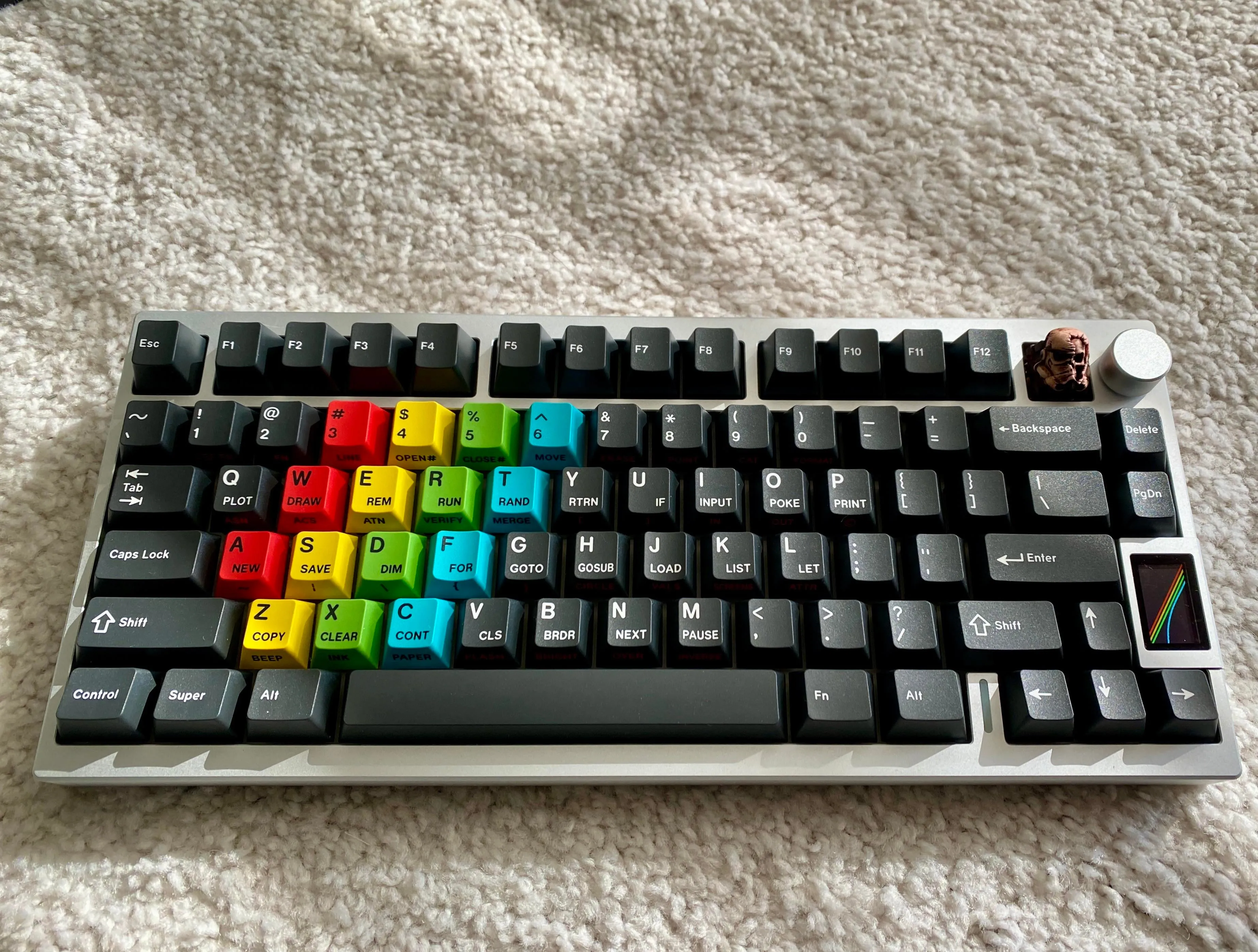 液晶ディスプレイとキーキャップの近接写真